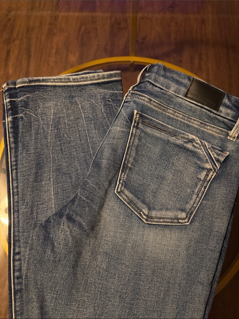 Buckle Black Women Straight Leg Jeans in Light Blue Wash
